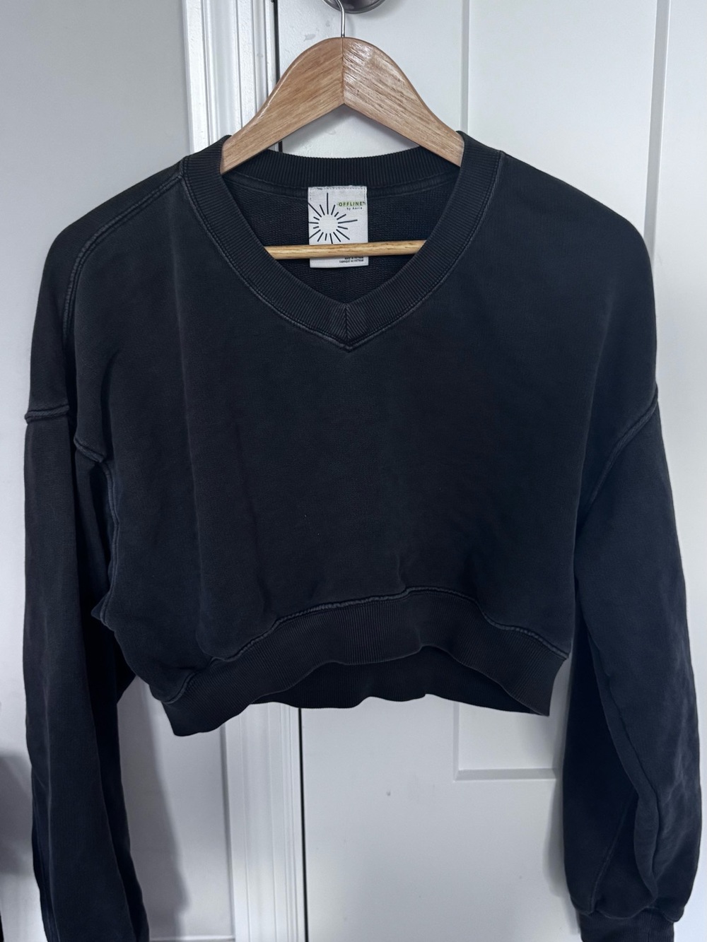 Aerie Black Cropped V‑Neck Sweatshirt